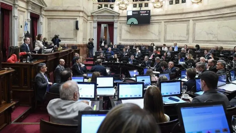 "Escándalo en el Senado: Aumento del 135% en las dietas de los senadores"